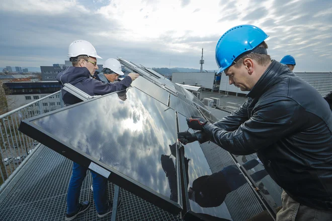 Slovenija po navedbah ministrstva s statističnim prenosom nadomešča pomanjkanje investicij v obnovljive vire energije v preteklih letih. FOTO: Jože Suhadolnik/Delo