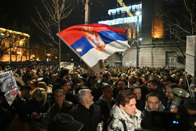 Srbska opozicija zaradi številnih nepravilnosti zahteva razveljavitev volitev v prestolnici, zaradi česar so bili v ponedeljek v Beogradu množični protesti. Foto Andrej Isaković/AFP