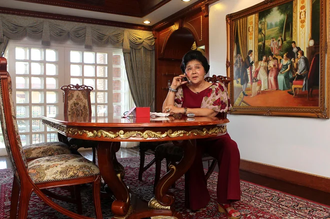 O teh namenih bi podvomil le nekdo, ki verjame, da Imelda ni bila materialistka, in nekdo, ki mu je treba narisati, kako se odpre vrečka arašidov. FOTO: Romeo Ranoco/Reuters