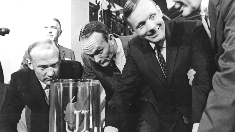 Fotografija: Astronavti Apolla 11 Buzz Aldrin, Michael Collins in Neil Armstrong ter nekdanji direktor Inštituta Smithsonian ob slab kilogram težkem kamnu z Lune. FOTO: Nasa

 