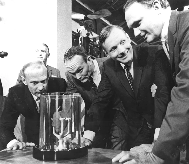 Astronavti Apolla 11 Buzz Aldrin, Michael Collins in Neil Armstrong ter nekdanji direktor Inštituta Smithsonian ob slab kilogram težkem kamnu z Lune. FOTO: Nasa

 