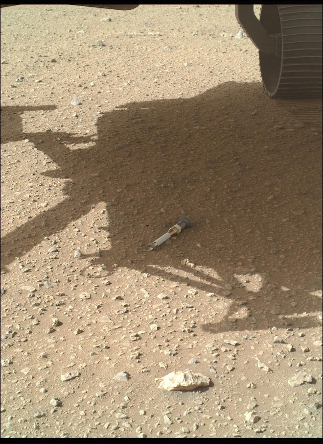 Rover Perseverance polni in po površju Marsa pušča cevke z vzorci. FOTO: Nasa/JPL

 