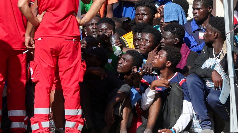 Fotografija: Migranti na Lampedusi v Italiji. Evropska unija dolgo ni mogla doseči kompromisa o novih azilnih pravilih. FOTO: Yara Nardi/Reuters