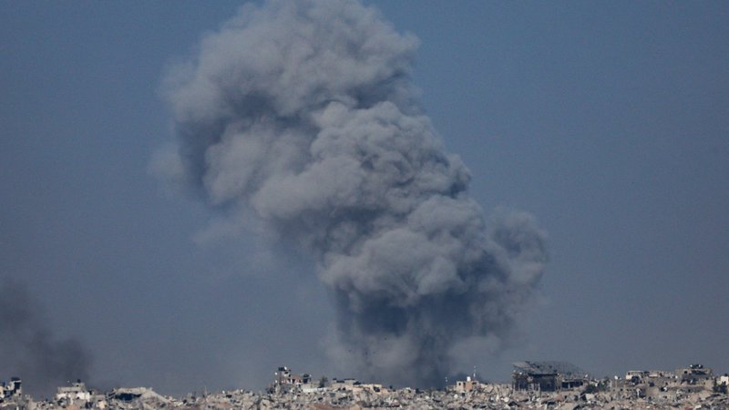 Fotografija: Dim nad Gazo FOTO: Ronen Zvulun/Reuters
