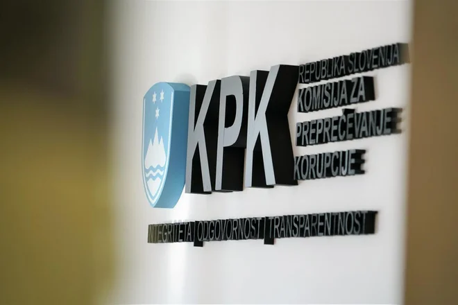 Praksa sprejemanja odločitev ne dosega standarda transparentnosti, ki se pričakuje od institucije, kot je vlada. FOTO: KPK