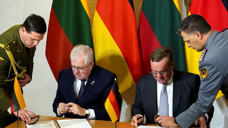 Fotografija: Nemški minister za obrambo Boris Pistorius in njegov latvijski kolega Arvydas Anusauskas sta podpisala sporazum o namestitvi nemških vojakov v Latviji. FOTO: Janis Laizans/REUTERS