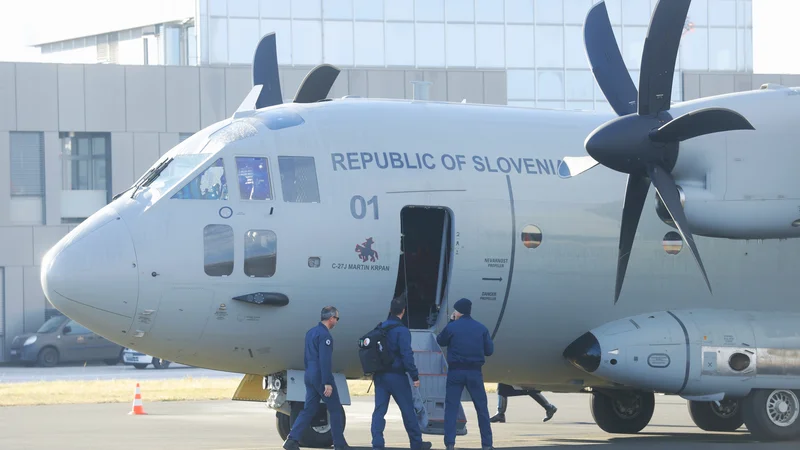 Spartan, imenovan Martin Krpan, bo namenjen za prevoz vojakov, tovora in opreme, vozil, odmetavanje tovora in padalcev, medicinske prevoze pripadnikov vojske ali evakuacijo slovenskih državljanov. FOTO: Jože Suhadolnik