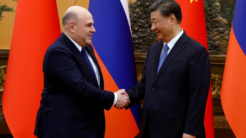 Fotografija: Kitajski predsednik Xi Jinping je med srečanjem z ruskim premierom Mihailom Mišustinom ponovil, da je krepitev »tesnega prijateljstva med državama strateška izbira, ki temelji na globalnih interesih njunih narodov«. FOTO: Sputnik via Reuters