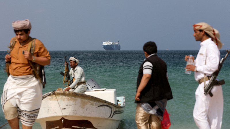 Fotografija: Ugrabljena tovorna ladja Galaxy Leader je zasidrana ob obali Jemna. FOTO: REUTERS/Khaled Abdullah