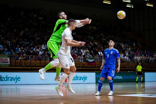 Prizor z nedavne tekme med Slovenijo in Italijo v Ljubljani. FOTO: NZS