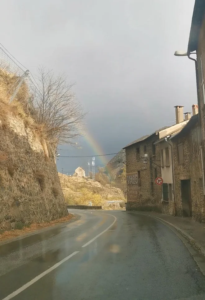 Mavrica se je prikazovala za skoraj vsakim ovinkom, kot bi jo bil privezal na streho in vozil s sabo. FOTO: Lucijan Zalokar