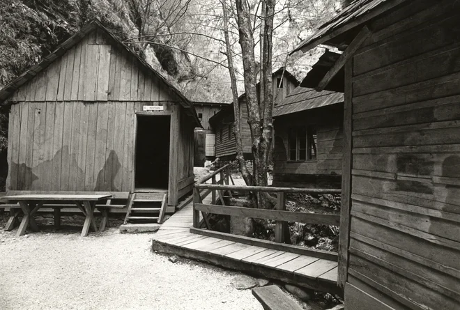 Partizanska bolnica Franja je bila ena od najmanj 140 ilegalnih slovenskih bolnišnic, v katerih se je zdravilo več kot 15.000 ranjencev. FOTO: Arhiv Dela