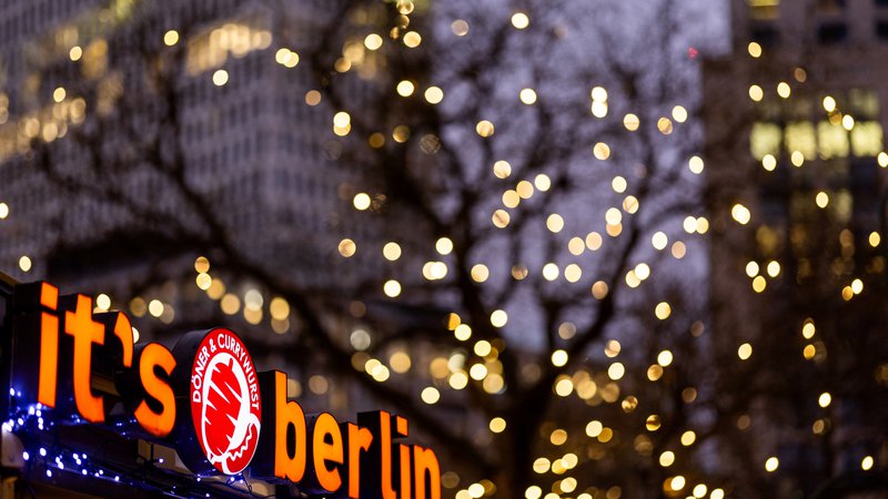 Fotografija: Božične sejme v deželnih prestolnicah, kot so na primer v Münchnu, Berlinu ali Hamburgu, vsako sezono obišče več milijonov ljudi. FOTO: Lisi Niesner/REUTERS
