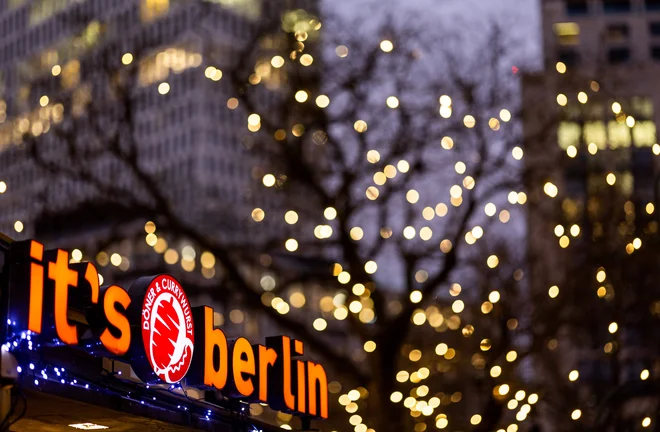 Božične sejme v deželnih prestolnicah, kot so na primer v Münchnu, Berlinu ali Hamburgu, vsako sezono obišče več milijonov ljudi. FOTO: Lisi Niesner/REUTERS