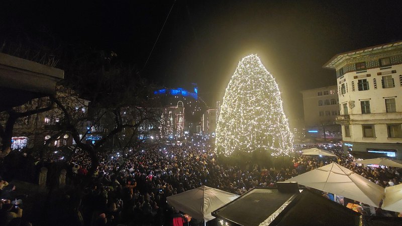 Fotografija: Ljubljana decembra privabi številne obiskovalce, ki pa se v središče mesta odpravijo z avtomobili. Letos se lahko brezplačno pripeljejo kar z avtobusi LPP. FOTO:  Blaž Samec/Delo