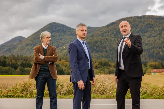 Popoplavno dogajanje je pokazalo, da se je mogoče v politiki poenotiti. Kot pravi Robert Golob (v sredini), pa se je v minulem letu na napakah tudi učil. FOTO: Črt Piksi