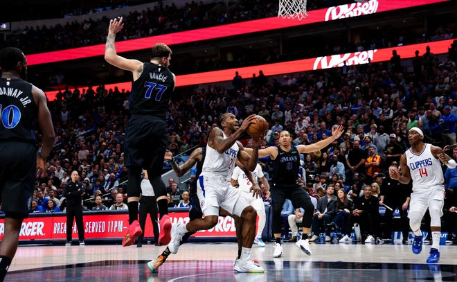 Tudi Luka Dončić je zaman poskušal ustaviti Kawhija Leonarda (z žogo) FOTO: Kevin Jairaj/USA Today Sports