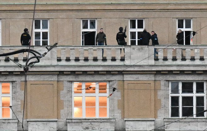 Češka komercialna televizija Nova TV je poročala o eksploziji in strelcu na strehi univerzitetne stavbe v starem delu Prage. FOTO: Michal Cizek/AFP