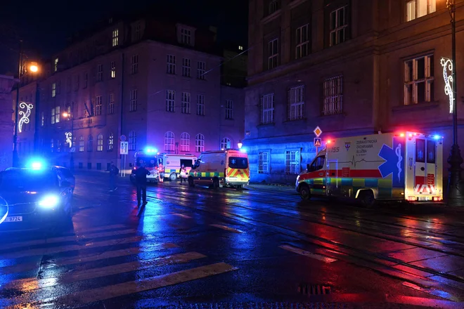 Reševalna in policijska vozila v bližini Karlove univerze. FOTO: John Macdougall/Afp