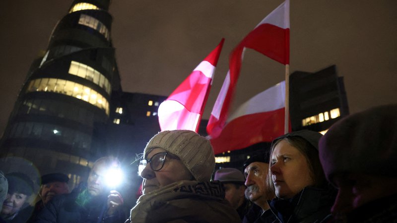 Fotografija: Protest pred poslopjem javne radiotelevizije TVP v Varšavi, ki ga je organizirala poljska opozicija. FOTO: Kacper Pempel/Reuters