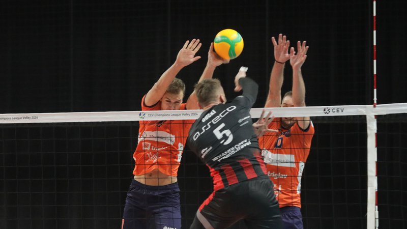 Fotografija: Blok ACH Volleyja ni prinesel uspeha na gostovanju na Poljskem. FOTO: Voranc Vogel/Delo