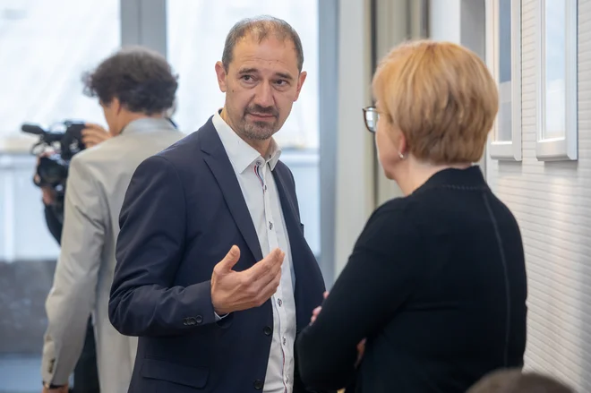 Direktor Radia Slovenija Mirko Štular je navedel, da načrta ne more zagovarjati, saj premočno posega v program Radia Slovenija. Neskladen je tudi njihov kadrovski načrt. FOTO: Voranc Vogel