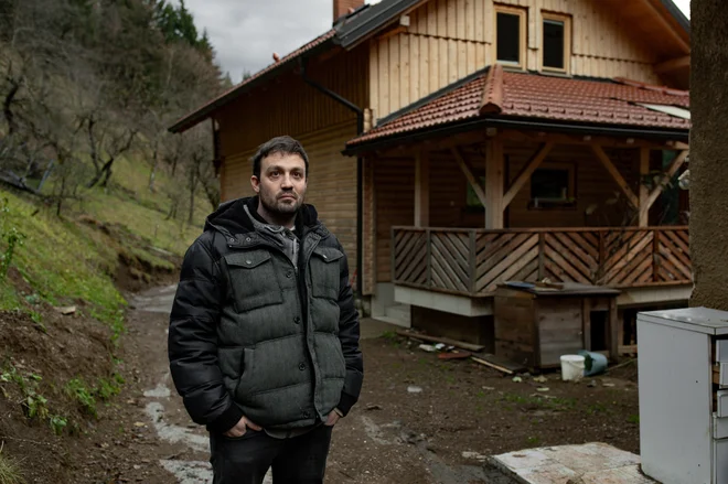 Novembra bi bila peta obletnica, od kar se je Tadej Lipovd vselil v novo hišo. Zdaj je z vseh strani obkrožena s plazovi, tako da po mnenju geologov tu ni več varno bivati. FOTO: Voranc Vogel