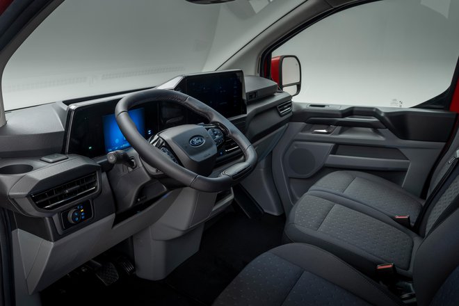 Kabina je zasnovana na novo in upošteva sodobne ergonomske zahteve. FOTO: Ford