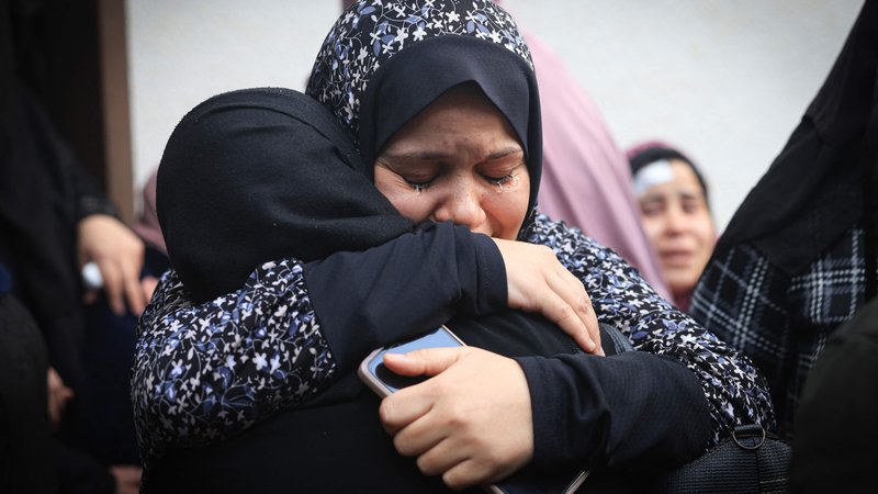 Fotografija: V nevladni organizaciji Save the Children opozarjajo, da je do tega trenutka v Gazi umrlo že več otrok kakor v vseh vojaških spopadih zadnjih treh let skupaj. FOTO: Mahmud Hams/AFP