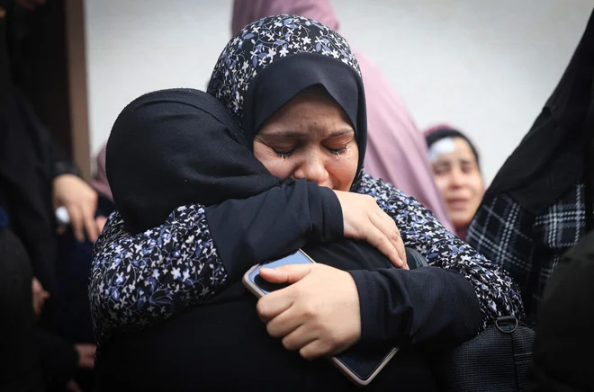 V nevladni organizaciji Save the Children opozarjajo, da je do tega trenutka v Gazi umrlo že več otrok kakor v vseh vojaških spopadih zadnjih treh let skupaj. FOTO: Mahmud Hams/AFP