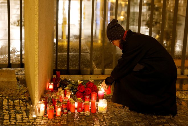Ljudje na kraju strelskega napada prižigajo sveče v spomin na umrle. FOTO: David W Cerny/Reuters