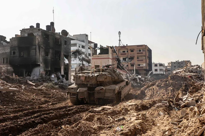 Izraelska vojska naj bi, odkar je na območju Gaze v začetku meseca prenehalo veljati premirje, ubila več kot 2000 palestinskih borcev. FOTO: Gil Cohen-magen/AFP