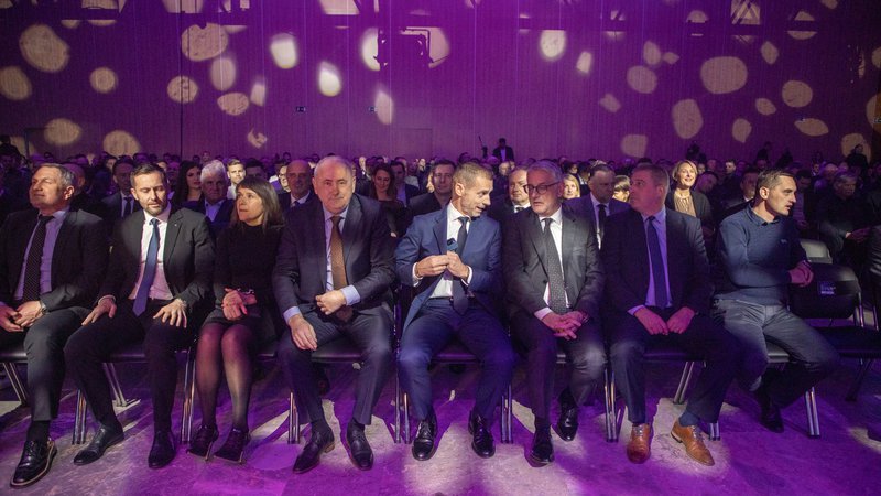 Fotografija: Predsednik Evropske nogometne zveze Aleksander Čeferin (v sredini) je, kot je že v navadi, pozdravil svoje nogometne prijatelje in nogometno družino na tradicionalnem novoletnem srečanju Nogometne zveze Slovenije na Gospodarskem razstavišču. FOTO: Voranc Vogel
