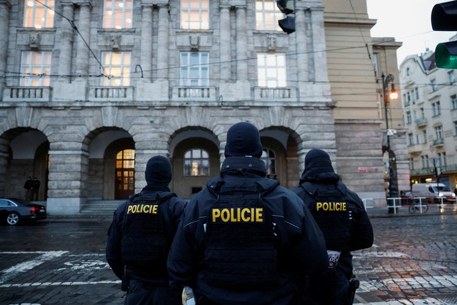 Češki policisti pred poslopjem univerze. FOTO: David W Cerny/Reuters
