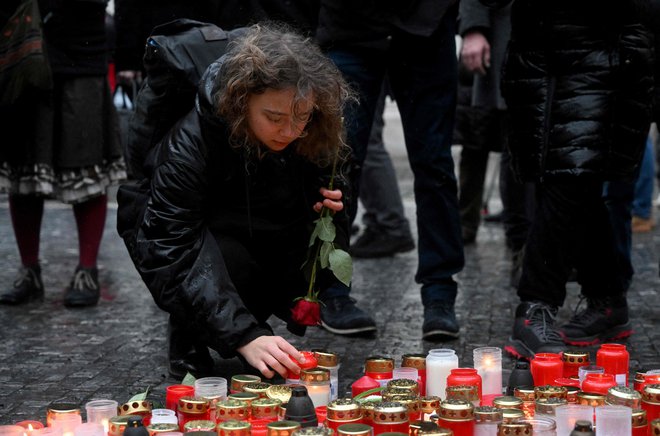 Prebivalci Prage pred univerzo prižigajo sveče. FOTO: Michal Cizek/AFP