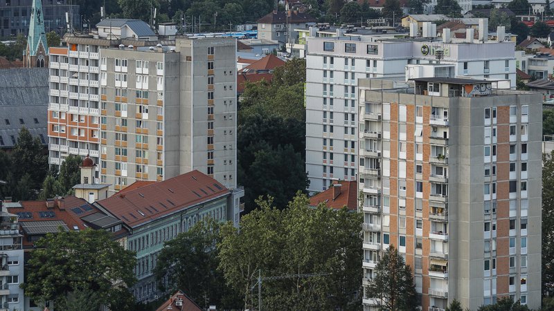 Fotografija: Cene rabljenih stanovanj in hiš so bile na četrtletni ravni nižje za 0,2 odstotka. To je prva pocenitev rabljenih stanovanjskih nepremičnin od zadnjega četrtletja 2019. FOTO: Jože Suhadolnik/Delo