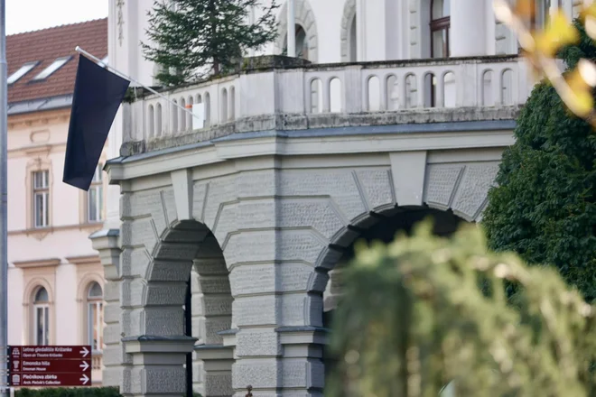 Črna zastava na Univerzi v Ljubljani ob strelskem napadu na Karlovi univerzi v Pragi. FOTO: Črt Piksi/Delo