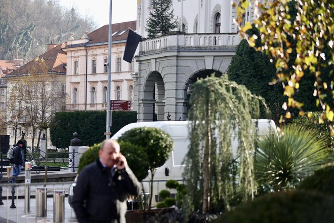 Črna zastava na Univerzi v Ljubljani ob strelskem napadu na Karlovi univerzi v Pragi. FOTO: Črt Piksi/Delo