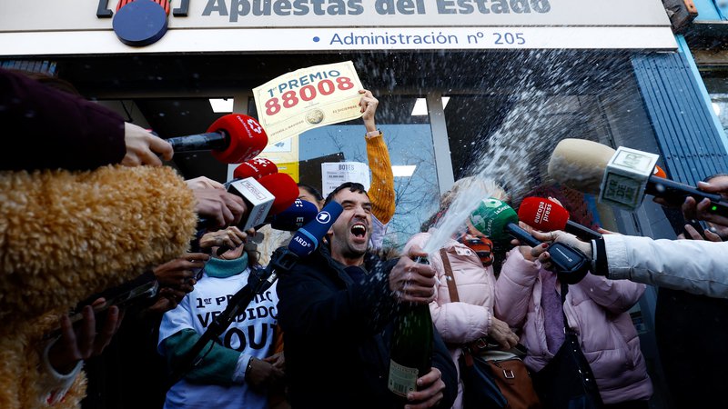 Fotografija: Rodrigo Merino, eden od številnih dobitnikov glavne nagrade, je dobitek praznoval v madridski poslovalnici, kjer je kupil zmagovalno kombinacijo. FOTO: Susana Vera/Reuters