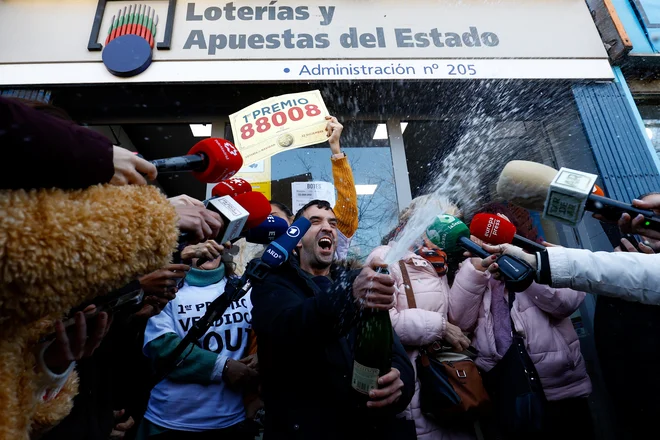 Rodrigo Merino, eden od številnih dobitnikov glavne nagrade, je dobitek praznoval v madridski poslovalnici, kjer je kupil zmagovalno kombinacijo. FOTO: Susana Vera/Reuters