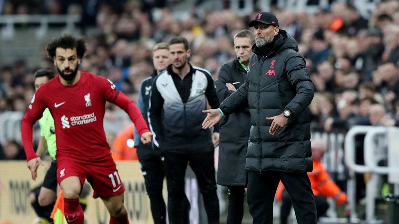Fotografija: Mohamed Salah (levo) in trener Jürgen Klopp bosta poskušala vrniti Liverpool na vrh angleške lestvice. FOTO: Scott Heppell/Reuters