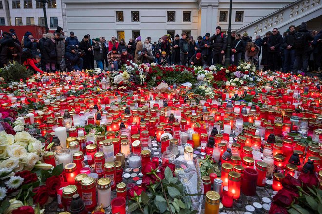 Na Češkem bodo jutri obeležili uradni dan žalovanja za žrtvami strelskega pohoda. FOTO: Radek Mica/Afp