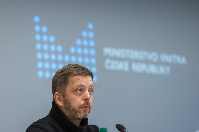 Češki notranji minister Vίt Rakusan med današnjo novinarsko konferenco. FOTO: Radek Mica/Afp