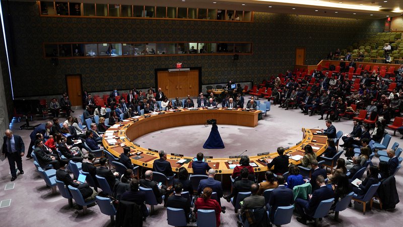 Fotografija: Varnostni svet OZN je v petek glasoval za resolucijo za človekoljubno pomoč Gazi. FOTO: David Dee Delgado/Reuters