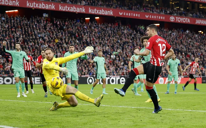 Jan Oblak bi lahko tudi danes imel veliko dela. FOTO: Vincent West/Reuters