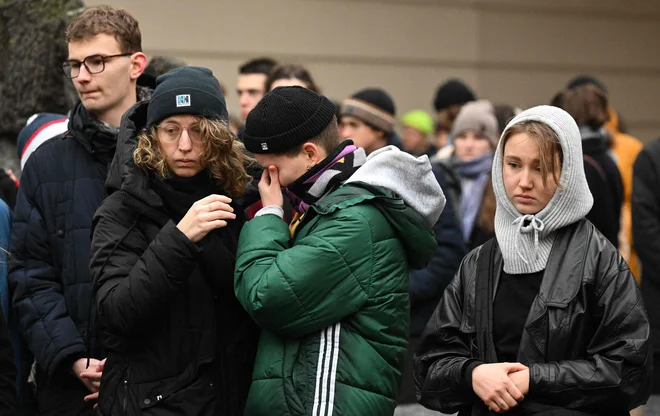 Prebivalci Prage so pretreseni po najhujšem strelskem napadu v njihovi zgodovini. FOTO: Michal Cizek/Afp