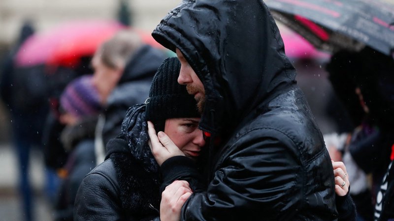 Fotografija: Ljudje tolažijo drug drugega po strelski tragediji, ki je prizadela celotno Češko. FOTO: David W Cerny/Reuters