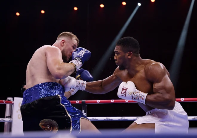 Anthony Joshua (desno) je potrdil vlogo favorita proti Ottu Wallinu. FOTO: Ahmed Yosri/Reuters