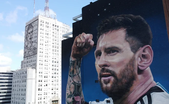Mural Lea Messija v Argentini. FOTO: Agustin Marcarian/Reuters
