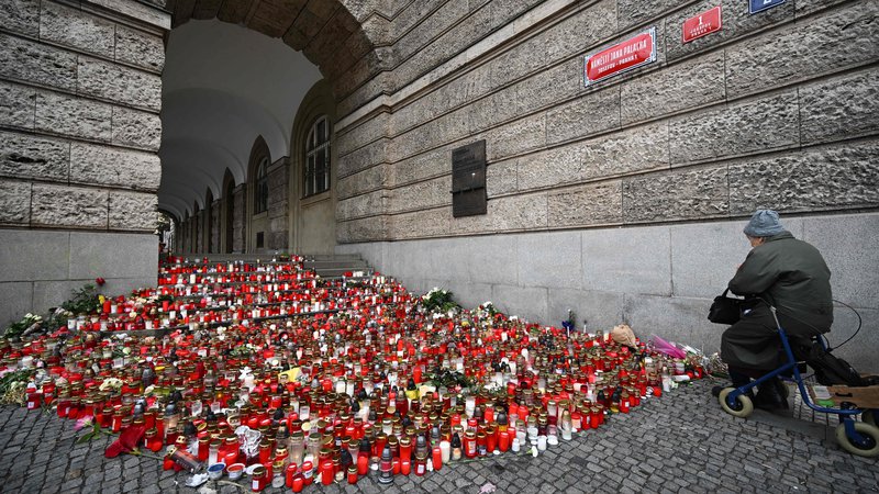 Fotografija: Na Češkem je v četrtek 24-letnik v strelskem pohodu na Karlovi univerzi v Pragu ubil 14 ljudi. FOTO: Michal Cizek AFP

 